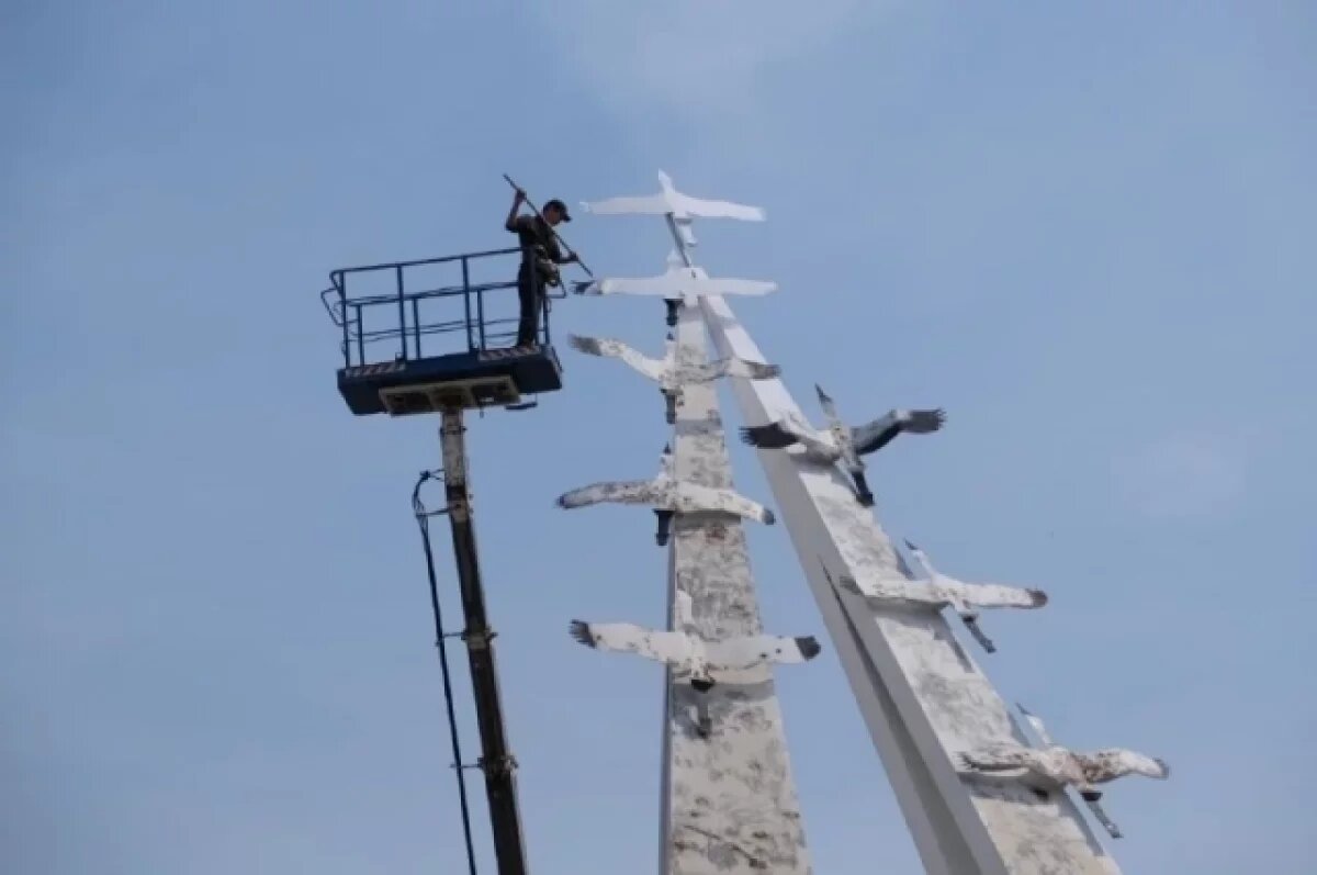    В астраханском сквере Победы реставрируют памятники и высаживают цветы