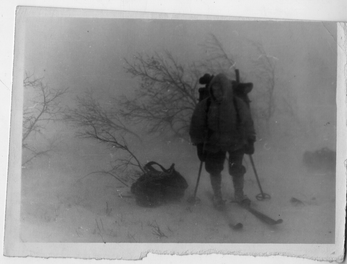 Фото 1. Рустем Слободин во время метели. Этот кадр был сделан 1 февраля, уже ЗА ПЕРЕВАЛОМ, в верховьях реки Лозьва.