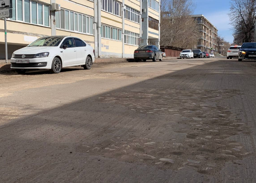 Самый крупный участок в несколько квадратных метров появился напротив дома №42.