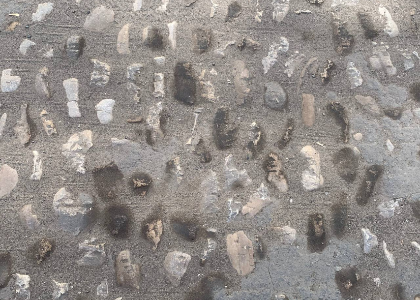 Сотни булыжников идеально сохранились благодаря асфальту, уложенному сверху. 