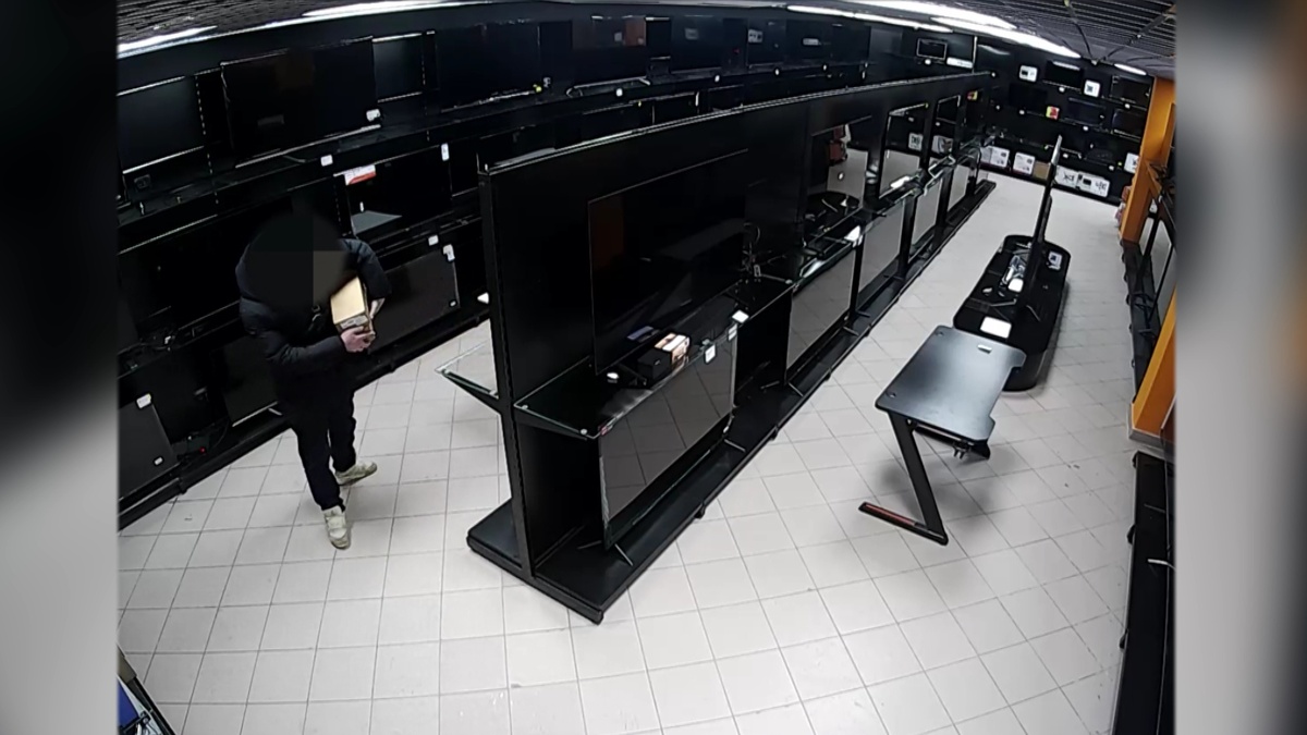    В Сургуте задержали вора, укравшего электронику и парфюм на миллион