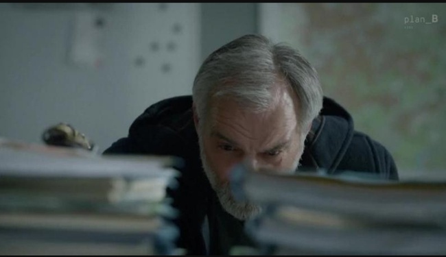 Профессор маниакально привержен порядку, сейчас он смотрит, равно ли лежат папки на его рабочем столе