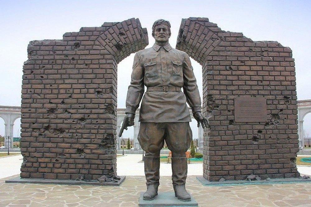 Памятник последнему защитнику Брестской крепости Назрань