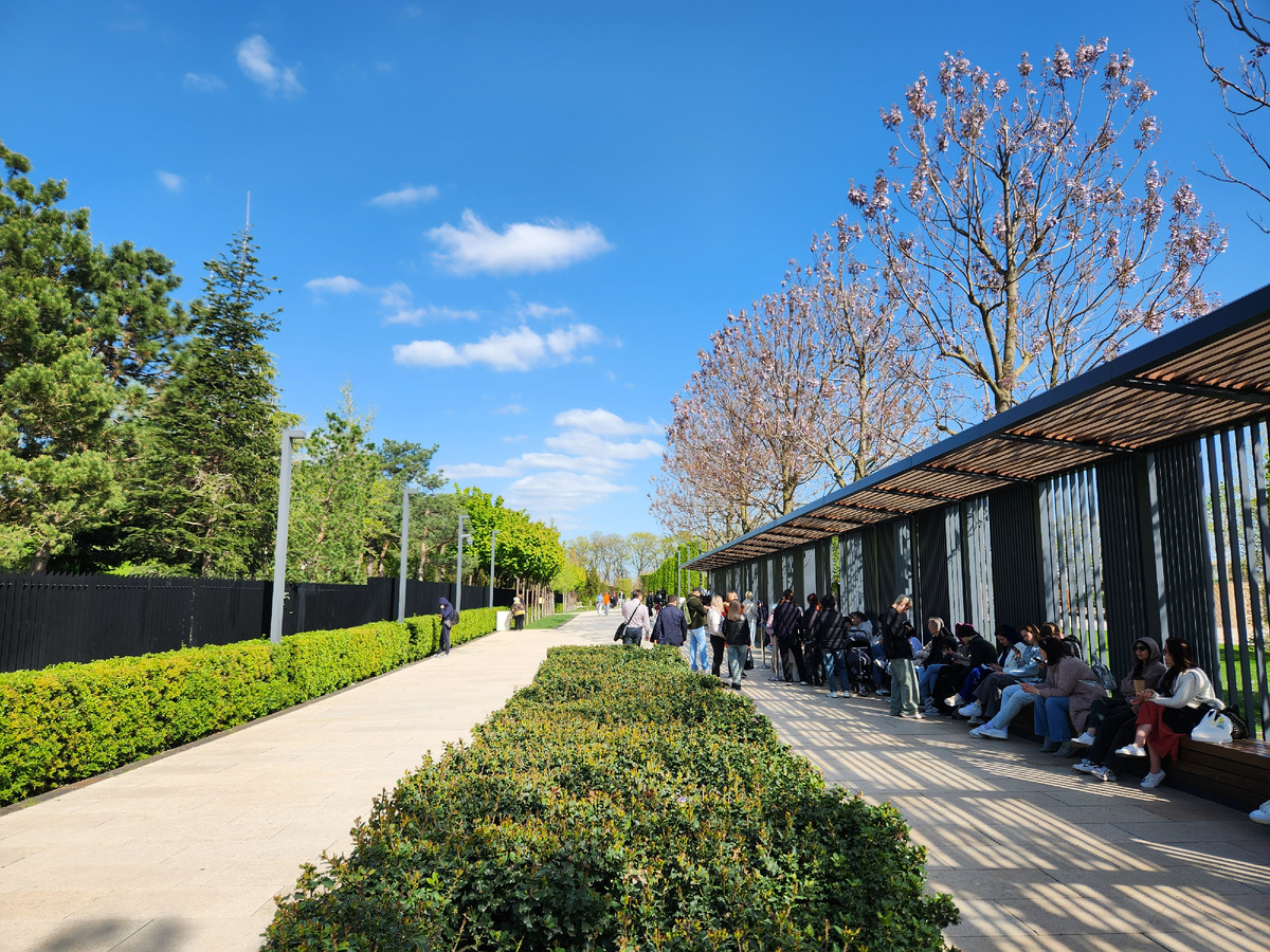 Люди ждут своего времени, указанное в QR-коде. Это еще маленькая очередь, поскольку будний день