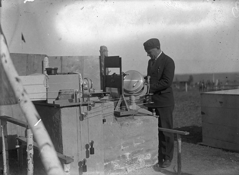 Фото из фонда Красноярского краеведческого музея. Астроном Щеглов за день до солнечного затмения проверяет коронограф. 18.06.1936г.