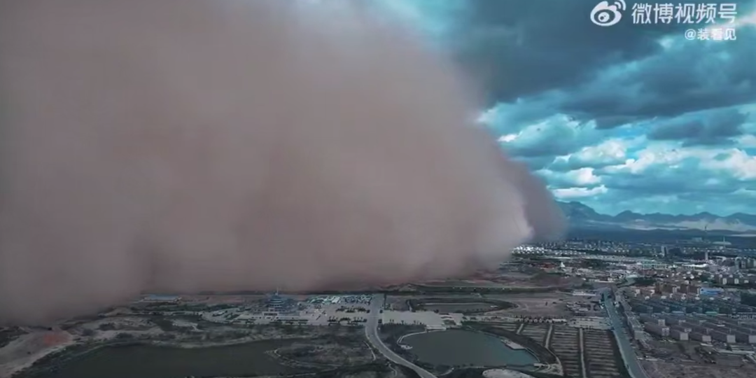 "Небо раскололось": Китай накрыла смертоносная буря. Стихия сносит города, есть погибшие