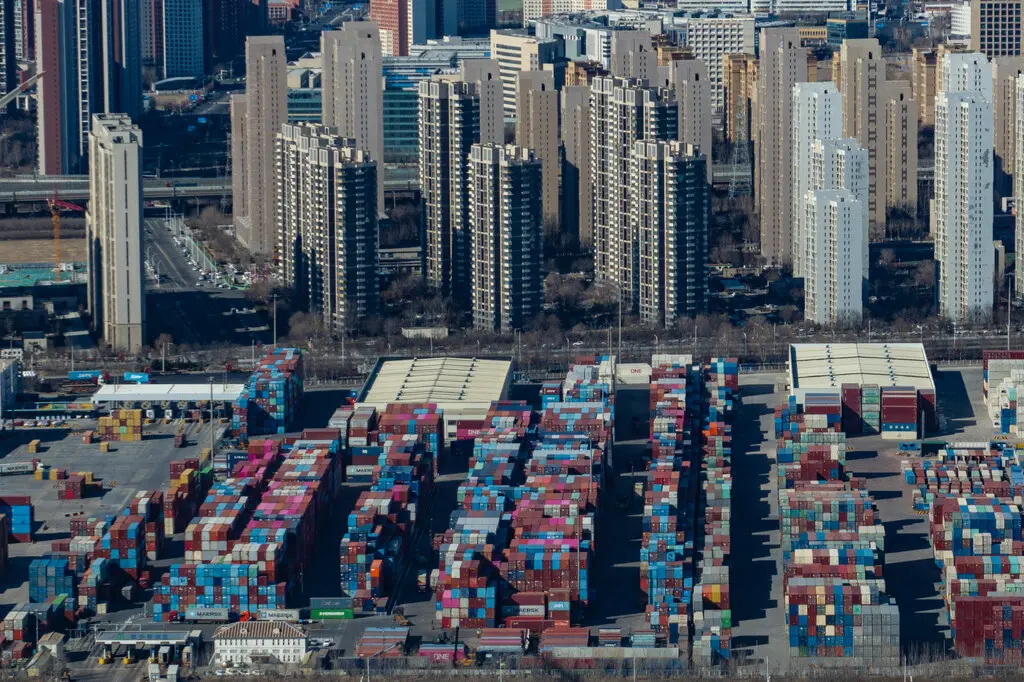 Доставка контейнеров в порту Тяньцзинь, Китай, в прошлом месяце. Пекин подхватил каждое повышение тарифов г-на Трампа, пытаясь послать сигнал, что он может выдержать боль дольше, чем Соединенные Штаты.