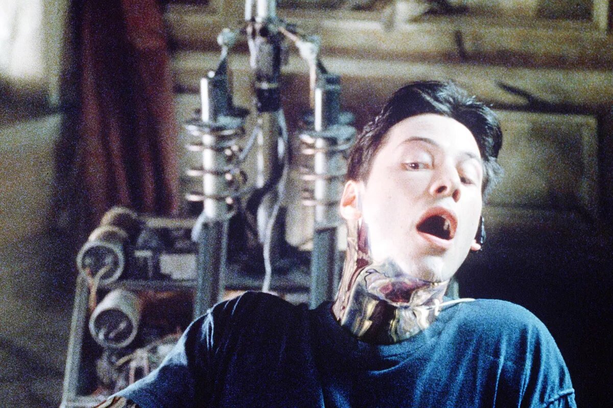 Секреты управления выменем и пространством сопряжены с непредсказуемыми последствиями, как для самого человека, так и для всей структуры реальности.
Фото: Кадр из фильма «Матрица», 1999 год