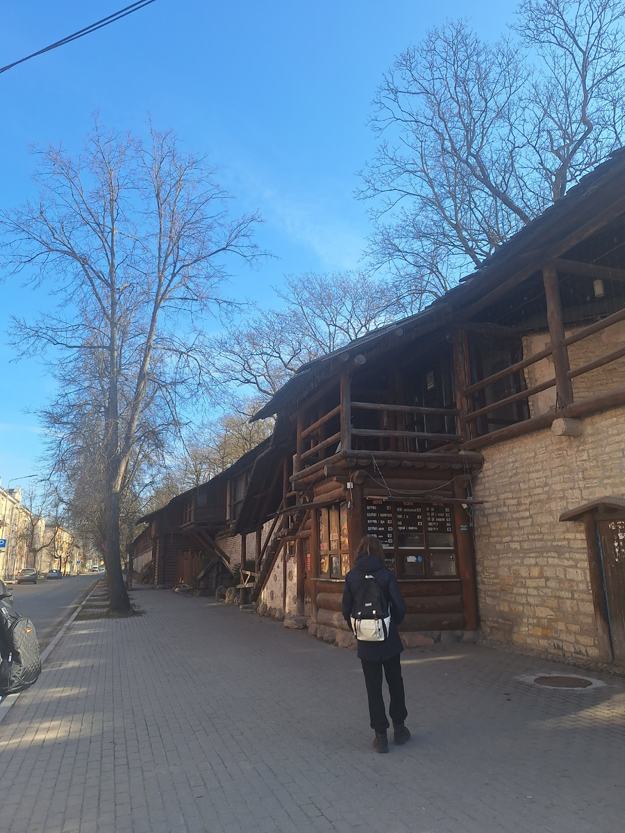 Стена окольного города на пересечении Октябрьского проспекта. Верхнюю часть ее переделали под кафе. Также с другой стороны Проспекта в верхней части расположилось кафе