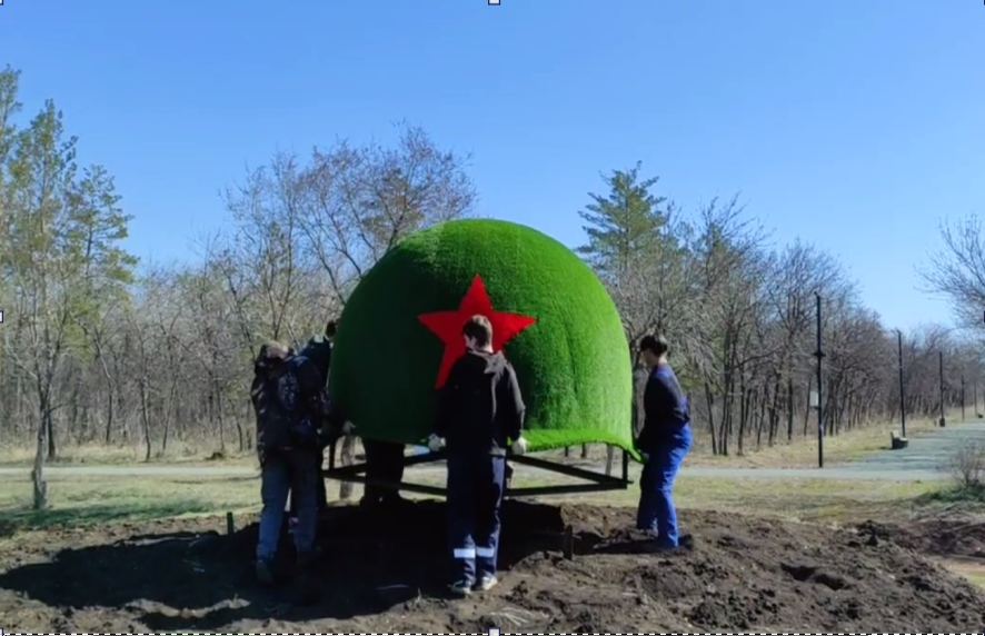    В Оренбурге отреставрировали 2-метровую «Солдатскую каску» к юбилею Победы