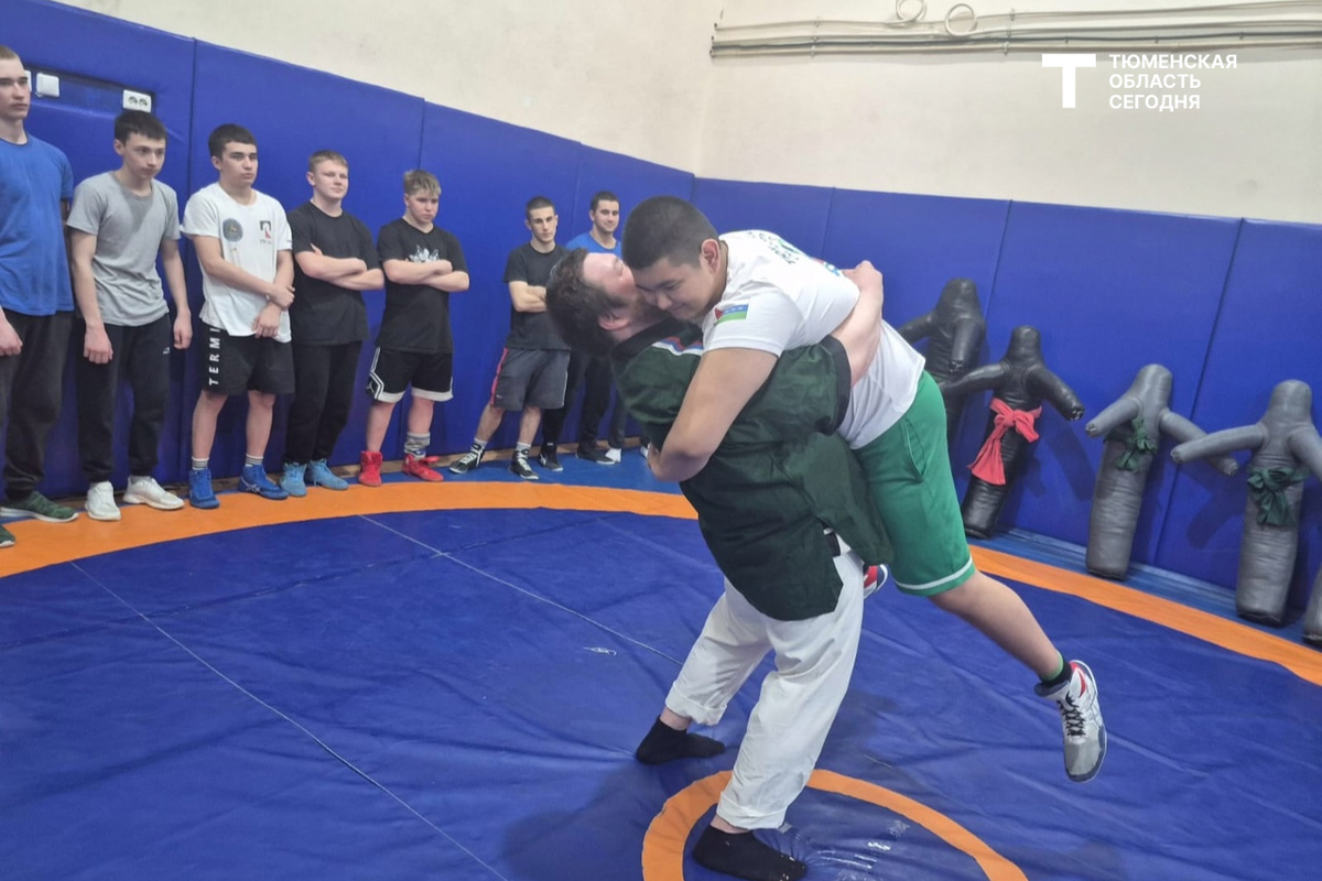 Показательный бросок от каскаринского профи Салавата Абдуллина для юных «классиков»-односельчан || Фото из архива Дмитрия ПЯТКИНА