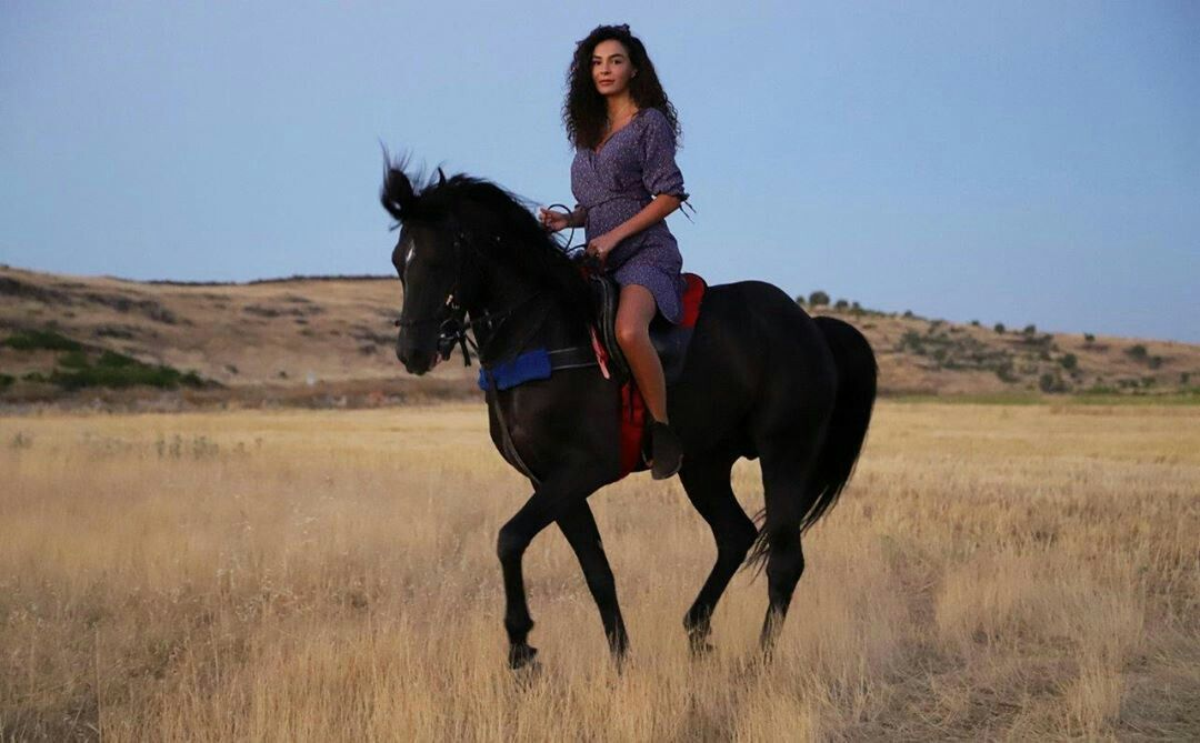 Фотография из открытых источников сети Интернет. Рейян Шадоглу (актриса Эбру Шахин) - член семьи Шадоглу, дочь Зехры и падчерица Хазара