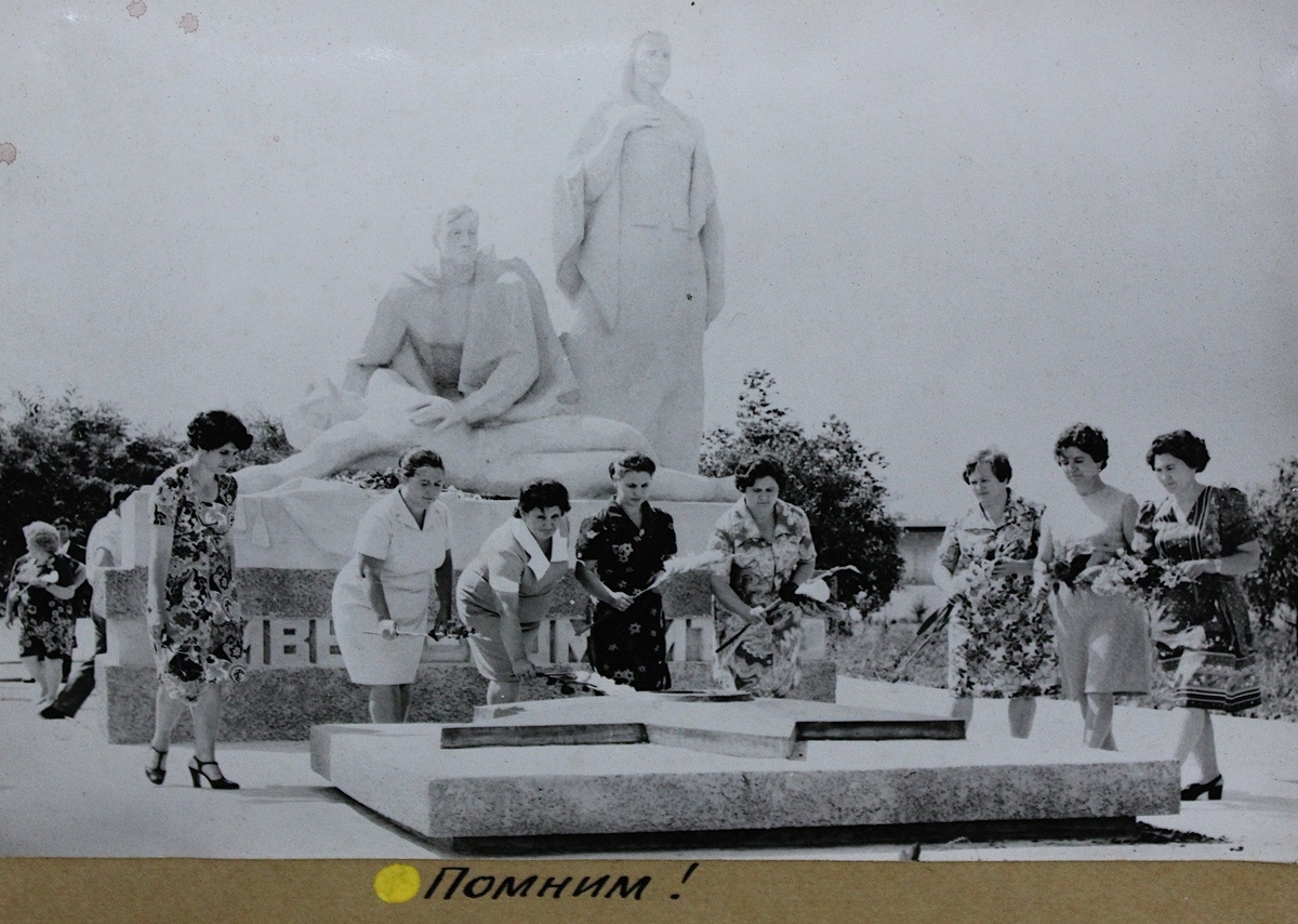 Работницы Армавирской биофабрики возлагают цветы к мемориалу "Живые  помните!" в п. Прогресс 1986 г.