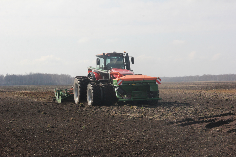     Работы в полях продолжаются - кто в числе лучших?