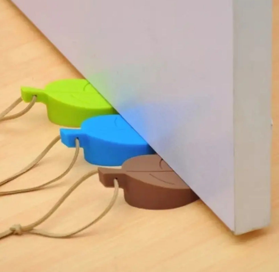 Хвостики реккомендую снять, т.к они могут заинтересовать котенка