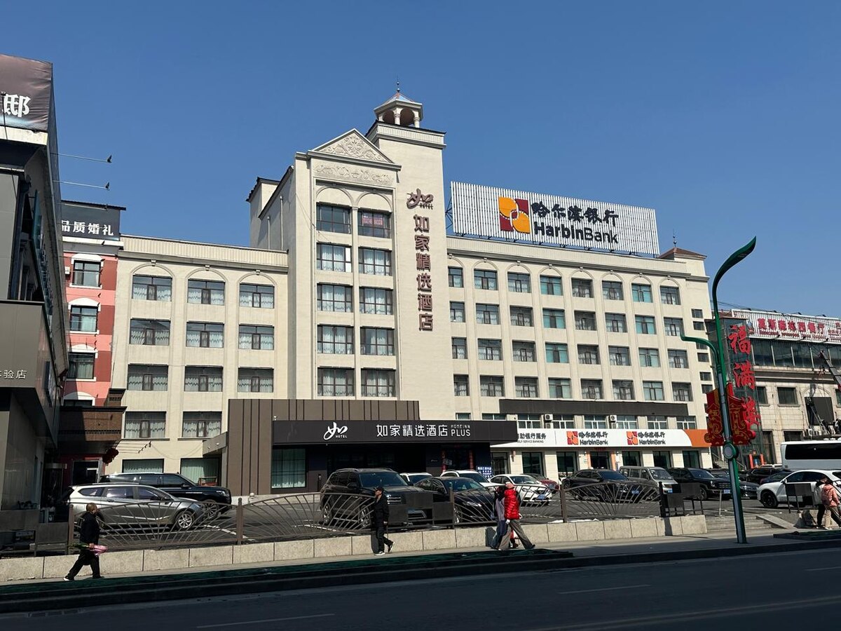 Гостиница Новый Мишань (черный вход), а пристройка слева вход в Губилоу (немного выглядывает красное здание)