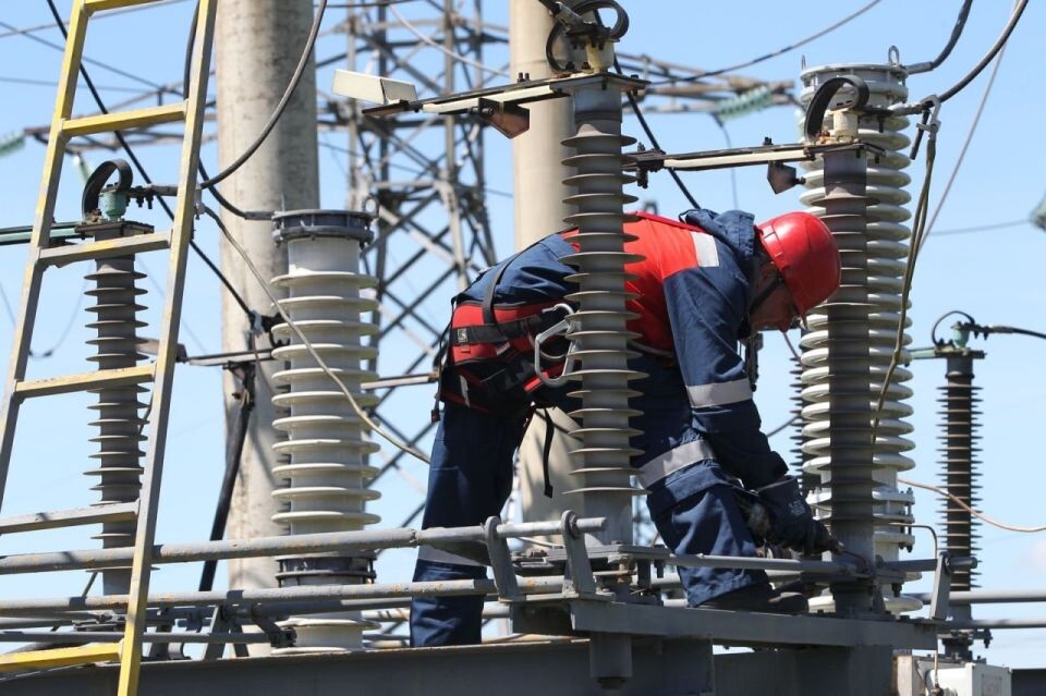    Электроэнергия. Ремонт. Источник: Пресс-служба ПАО "Россети Сибирь" – "Алтайэнерго"