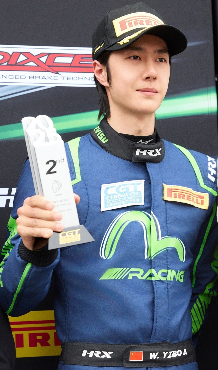 Ван Ибо с наградой за 2 место в гонке (фотография из открытых источников)