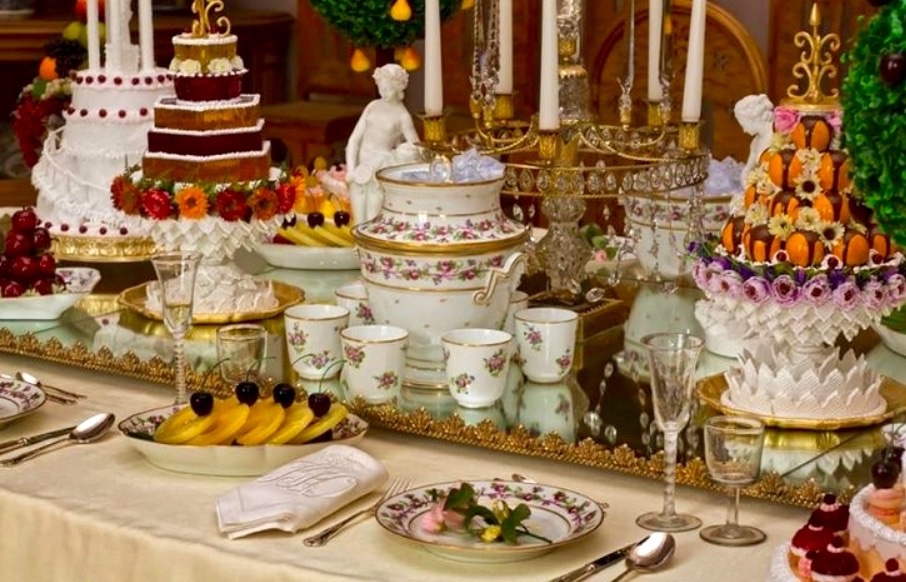 Выставка в Парадной столовой Большого дома в Архангельском. Юсуповские десерты. Современное фото.