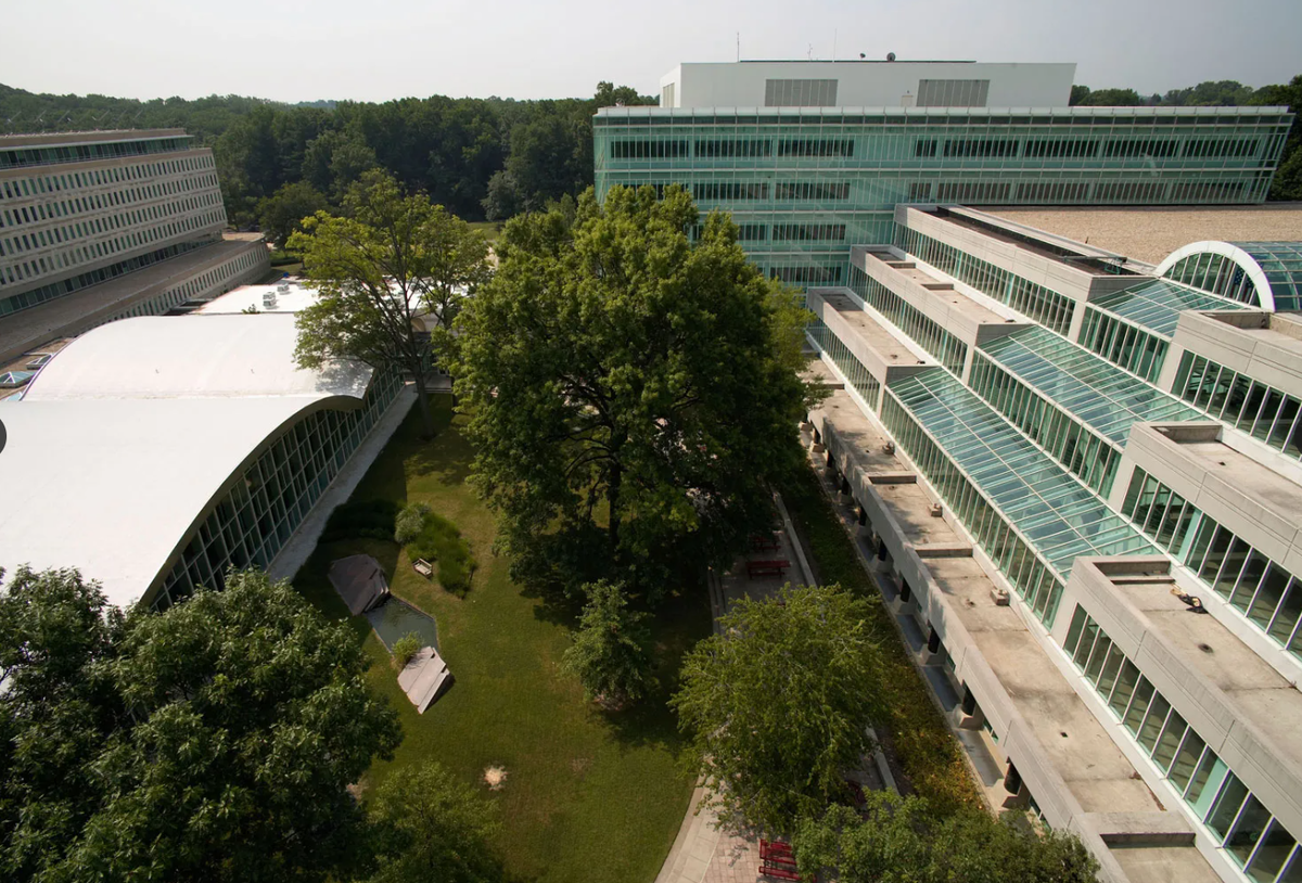 Штаб-квартира ЦРУ, Лэнгли, ВирджинияВид с воздуха на штаб-квартиру Центрального разведывательного управления (ЦРУ), Лэнгли, Вирджиния.