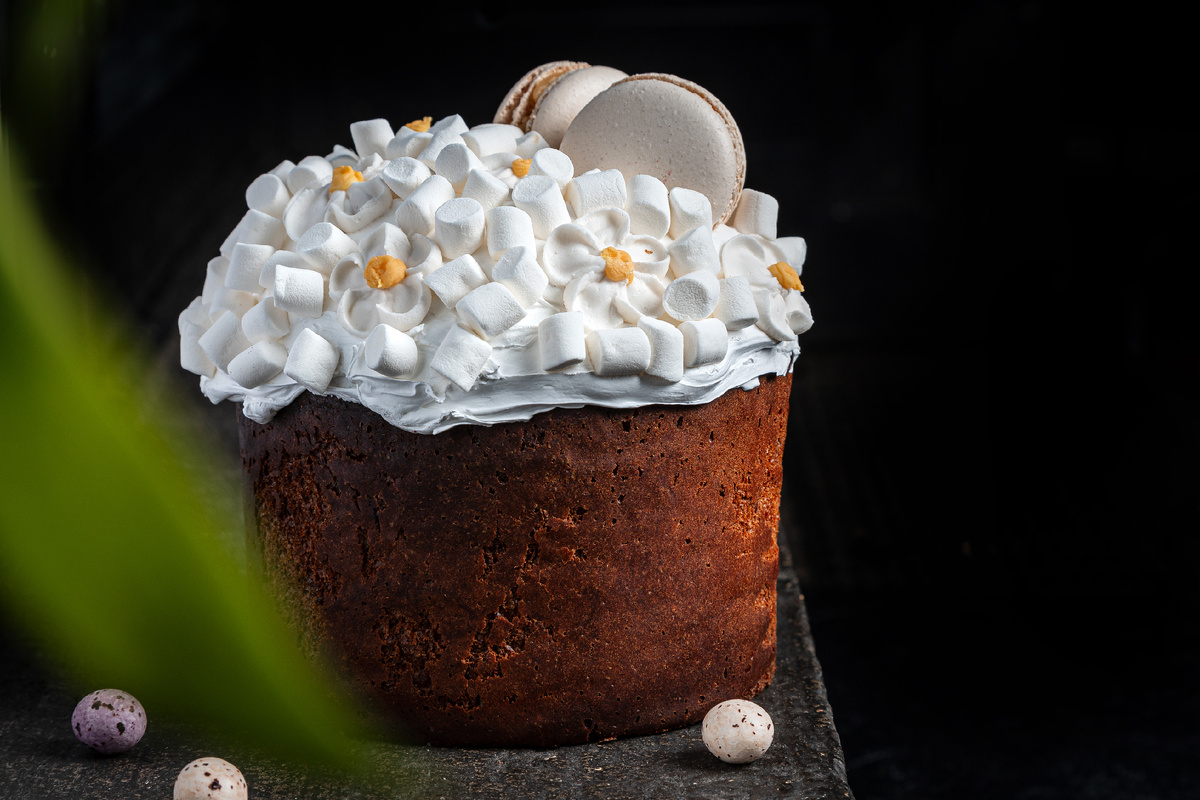 Большой кулич с маршмеллоу, белым шоколадом и брусничным кремом - 1790 руб.