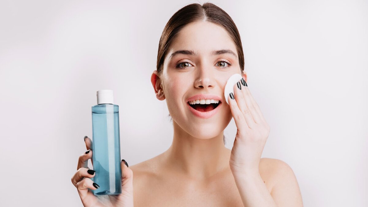    Правда о мицеллярной воду. Фото: Freepik