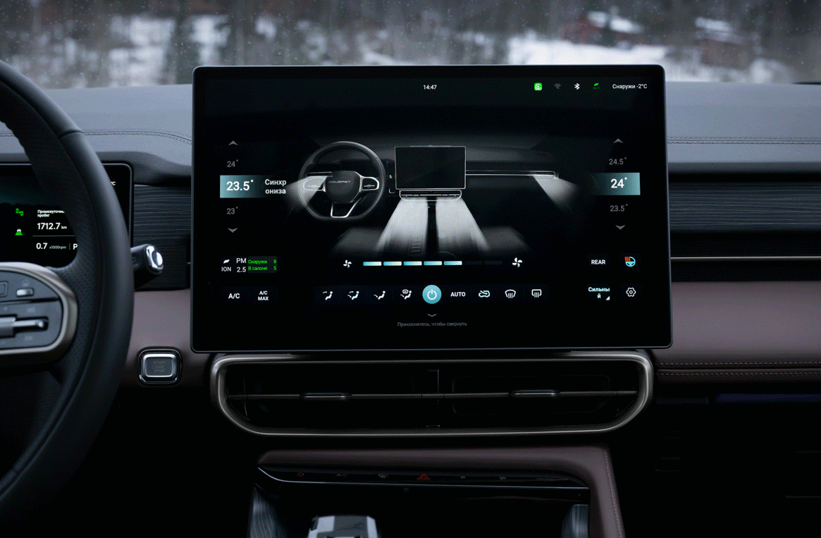  Графика на центральном дисплее отменная, но «кнопки» могли быть и покрупнее. Apple CarPlay в «базе».