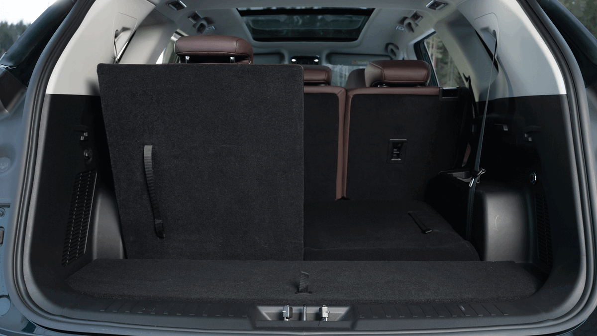 Багажник вместительный только при сложенном третьем ряде кресел.