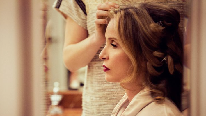 Мягкий Натурал расцветает с объемом и мягкими локонами, которые подчеркивают их естественную красоту и непринужденность. Струящиеся волны, создающие ощущение легкости и движения, идеально гармонируют с их расслабленным шармом. Оптимальная длина волос для этого типа - от средней до длинной, позволяющая наилучшим образом продемонстрировать пышную текстуру и создать желаемый объем. Более короткие стрижки могут выглядеть несколько плоско, в то время как слишком длинные волосы могут перегрузить образ, потеряв легкость и свежесть.