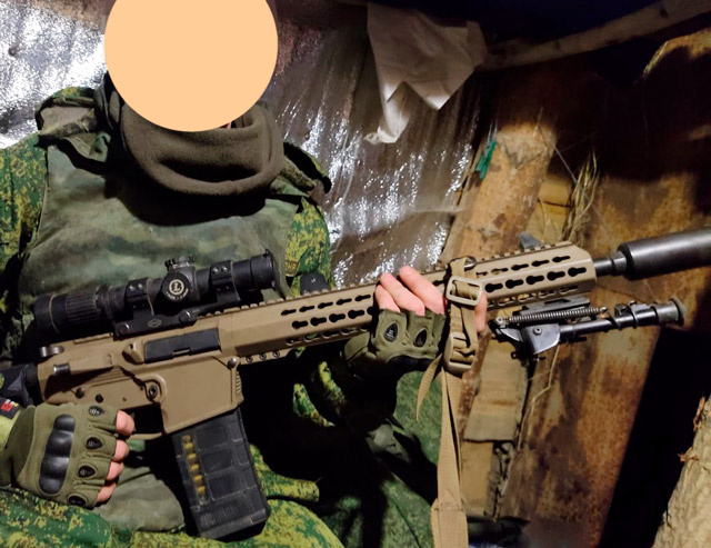 37. Ещё боец Армии России с трофейной винтовкой UAR-10 в калибре .308 (7.62х51 мм НАТО). Сошки закеплены на M-lock (фото из открытых источников)