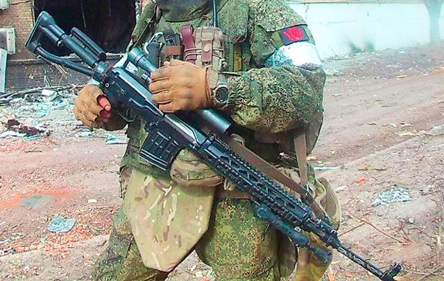 30. Десантник ВС РФ в Гостомеле весной 2022 года. Винтовка СВДС с минимальным тюнингом (фото из открытых источников)