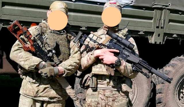 42. Снайперская пара. У одного СВД, у второго ВССМ «Винторез» в обвесе (фото из открытых источников)