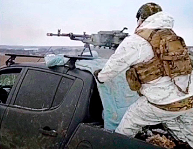 47. Боец в кузове пикапа. Упирает крупнокалиберный пулемёт КОРД 12.7 мм сошками в крышу авто (фото из открытых источников)