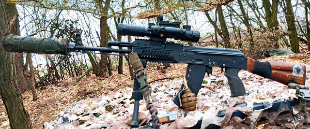 15. АК-74, вариант тюнинга для задач марксмана, стрелка поддержки. Условно, не досталась СВД... (фото из открытых источников)