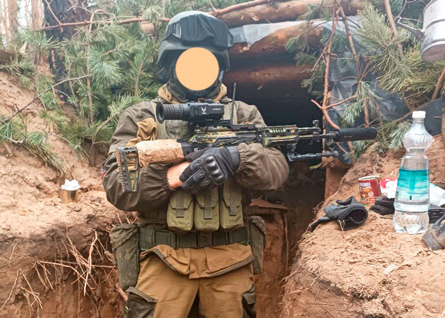 8. Боец в окопах на Юго-Западных рубежах России. Автомат АК-12М с интересным обвесом (фото из открытых источников)