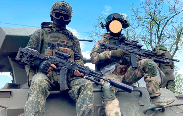 9. Бойцы Армии России на броне БТР-82А. АК-12М в серьёзном обвесе (фото из открытых источников)