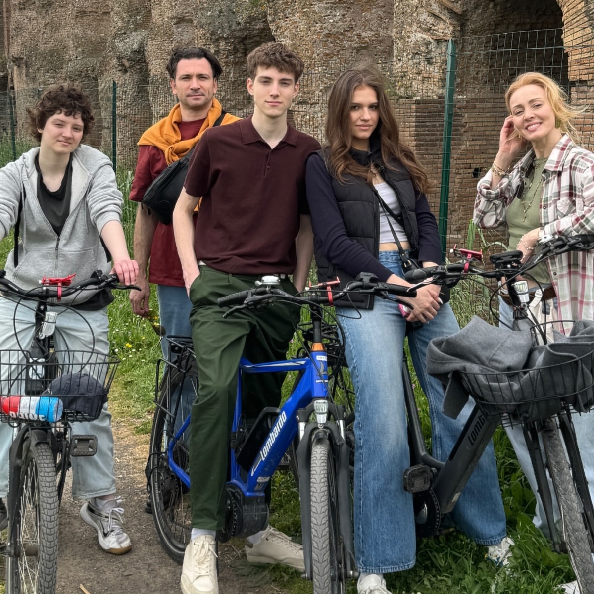 Велосипедная прогулка: Антон Хабаров с женой и детьми