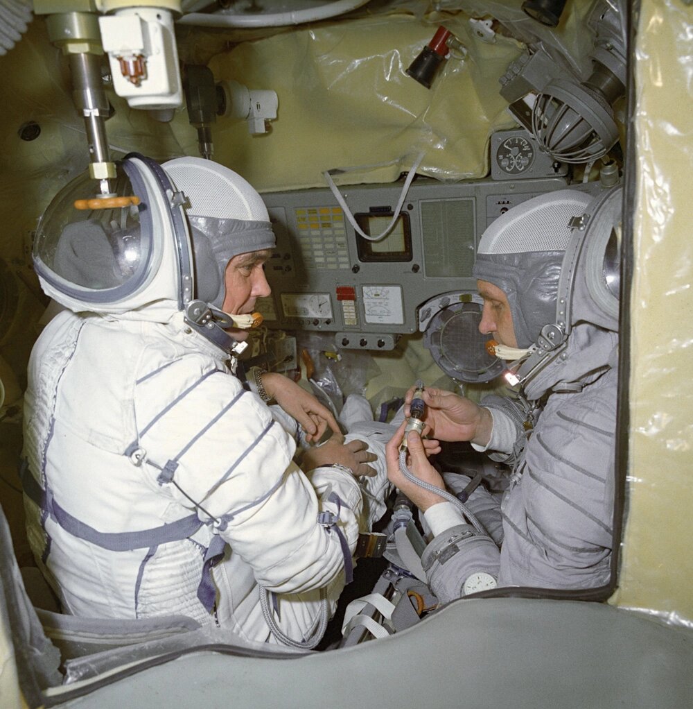    Командир космического корабля «Союз-12» подполковник Василий Лазарев и бортинженер Олег Макаров в кабине корабля-тренажера. Фото:  РИА Новости/ Александр Моклецов