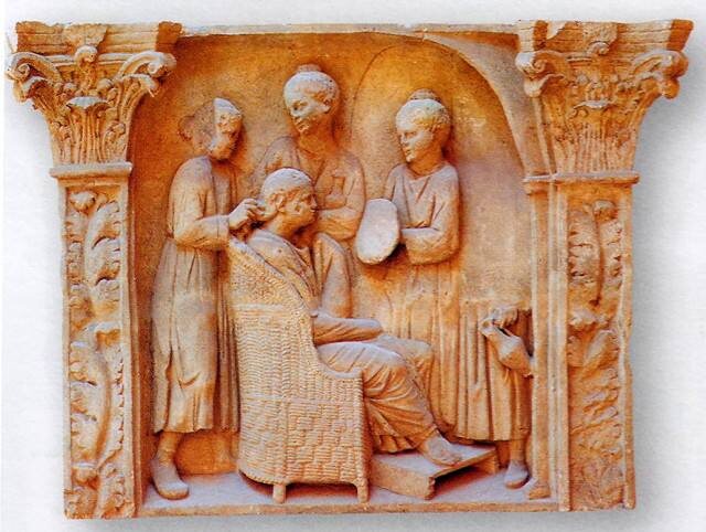 Да, это плетеное кресло в интерьере местного парикмахерского салона. В нем состоятельной жительнице Рима делают прическу. Барельеф II века.