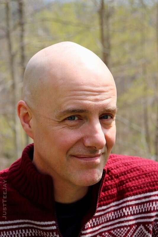 Американский писатель-фантаст Эдвард Эштон (1968) - автор романа «Микки 7»