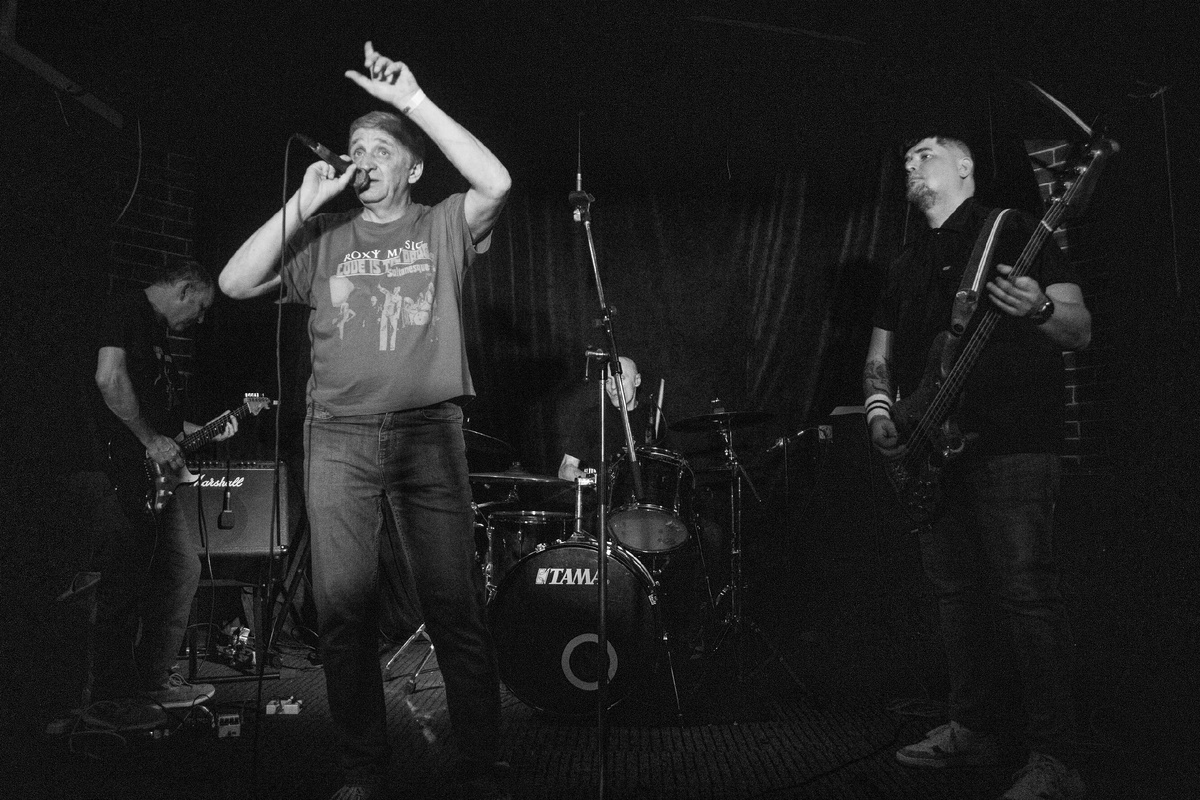 БАНДА ЧЕТЫРЕХ  в "Алиби" 12.04.25. Фото из архива ВК-сообщества "МАШБЮРО"