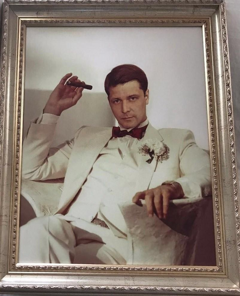 Это подельник эксгубернатора - Алексей Гришин на портрете в собственном пока еще доме.