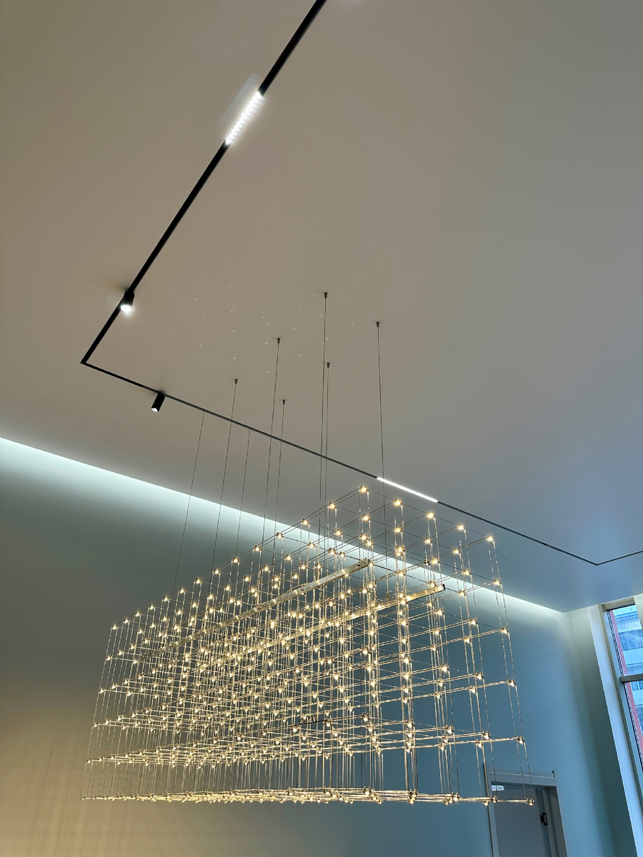 Уникальные люстры, встроенные в натяжной потолок