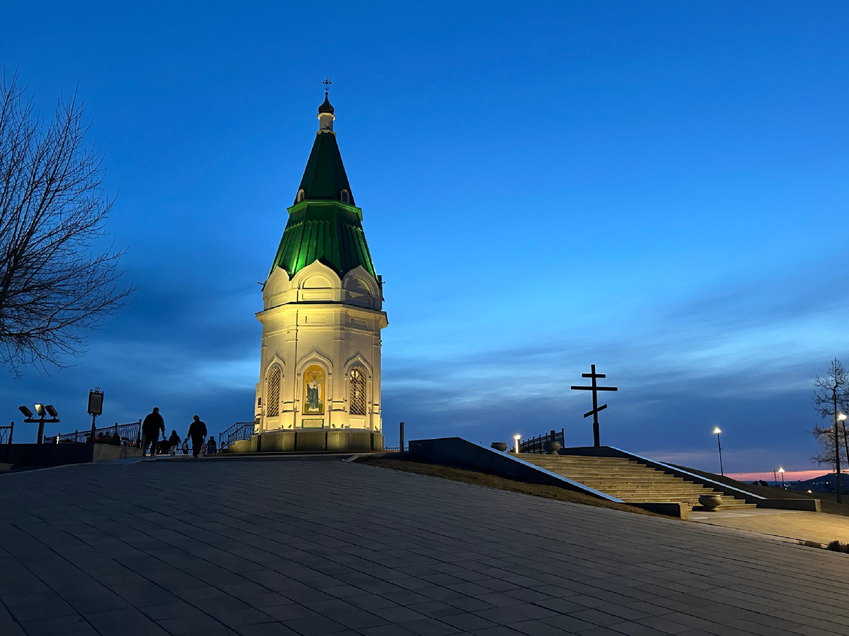 Караульная гора (другие названия: Покровская гора, Часовенная гора, Кум-Тигей) — сопка в Красноярске, названная в честь располагавшейся здесь караульной вышки.