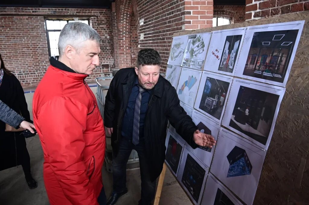 Глава Карелии Артур Парфенчиков и начальник локомотивного депо Сортавалы Юрий Песелис . Фото: «Республика»/Сергей Юдин  📷
