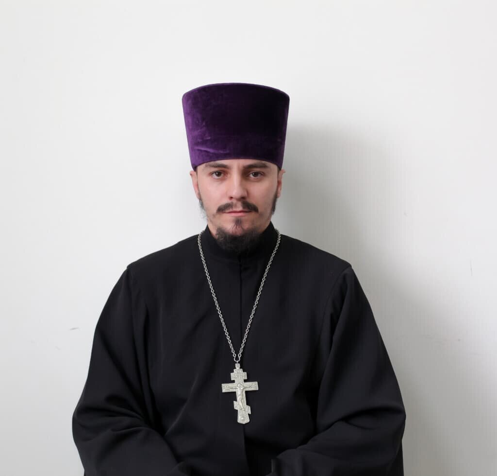 настоятель храма Георгия Победоносца иерей Виталий Бабак📷    У храма Георгия Победоносца появился свой голос: волжанка подарила церкви колокольную звонницу
