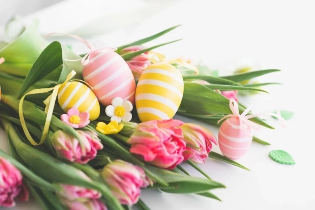    Если есть желание, можно натереть яйца растительным маслом, они будут блестеть и цвет будет более глубоким.