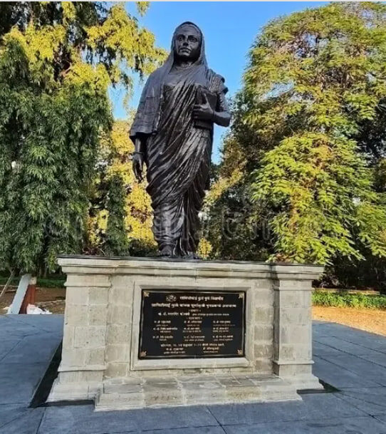 памятник Савитрибай Пхуле в кампусе университета города Пуне