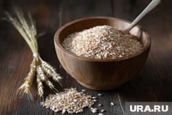     Отвар перловки использовался как натуральное средство для укрепления волос и придания им блеска Создано в Midjourney © URA.RU