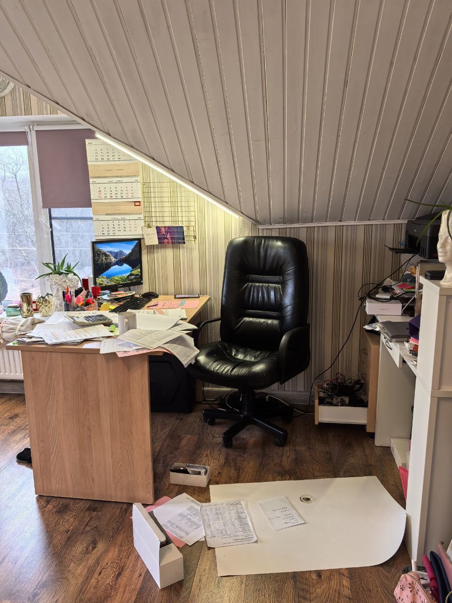 Это мое рабоче пространство почти два месяца, за спиной завал папок, бумажек, чеков, счетов, накладных, прайсов, списков дел и прочего, прочего, прочего. Выкинуть ничего нельзя, потому что каждая бумажка нужна